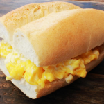 PAN CON HUEVO REVUELTO