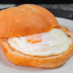 PAN CON HUEVO FRITO
